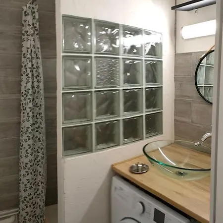 Bel Proche Avec Balcon Et Parking. Apartment